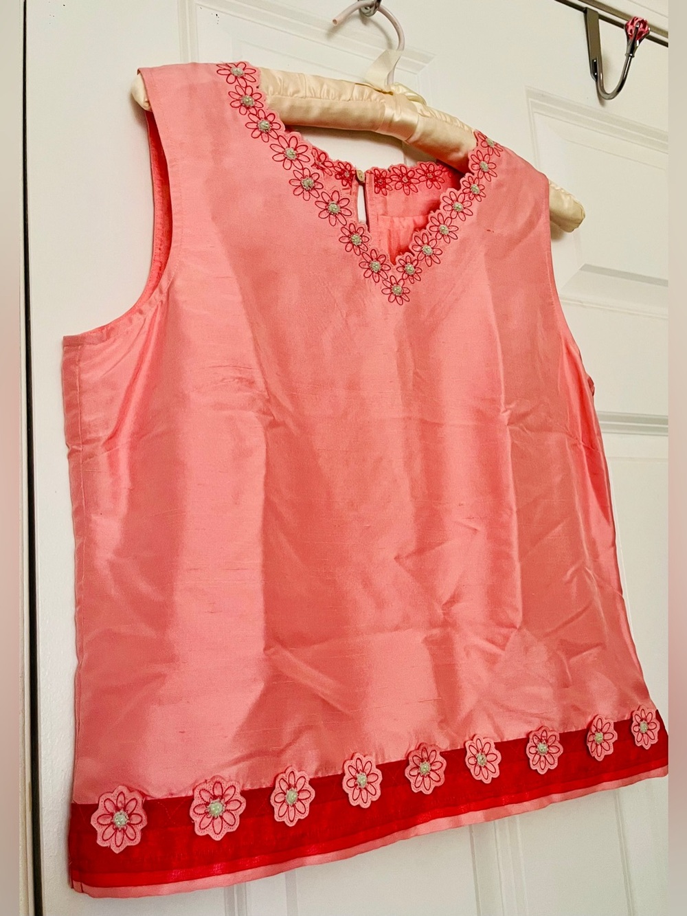 Telluride Clothing Co. 100% Silk Pink Sleeveless Embroidered Beaded Flower Top